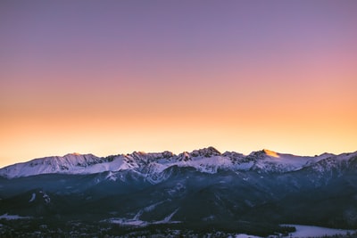 白昼雪山